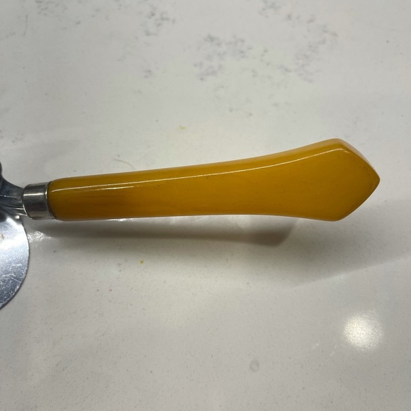 Vintage butterscotch Bakelite pie desert server angle spatula - Picture 8 of 10